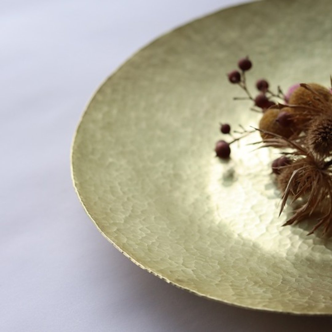 Hammer pattern brass plate full moon plate 8 sun - 浅碟/小碟子 - 其他金属 金色