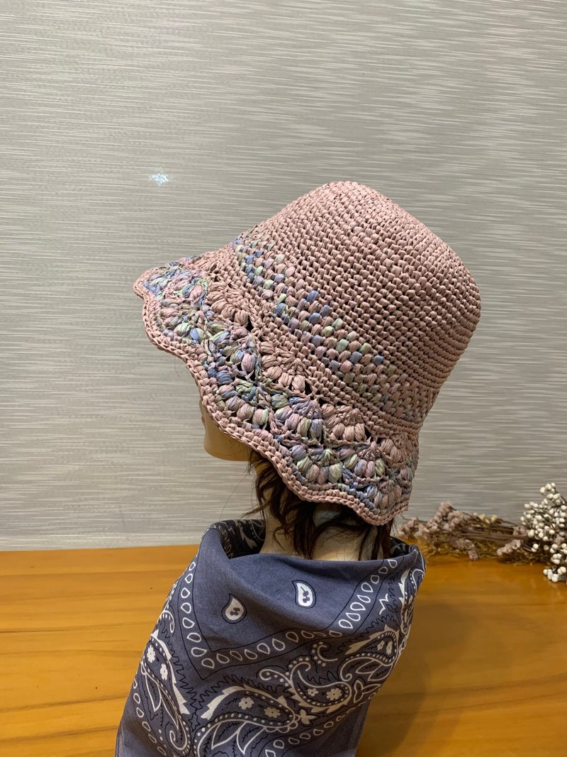 手作短版轻便渔夫帽。日本线材。莫兰迪粉+段染泼墨色/遮阳帽 - 帽子 - 纸 