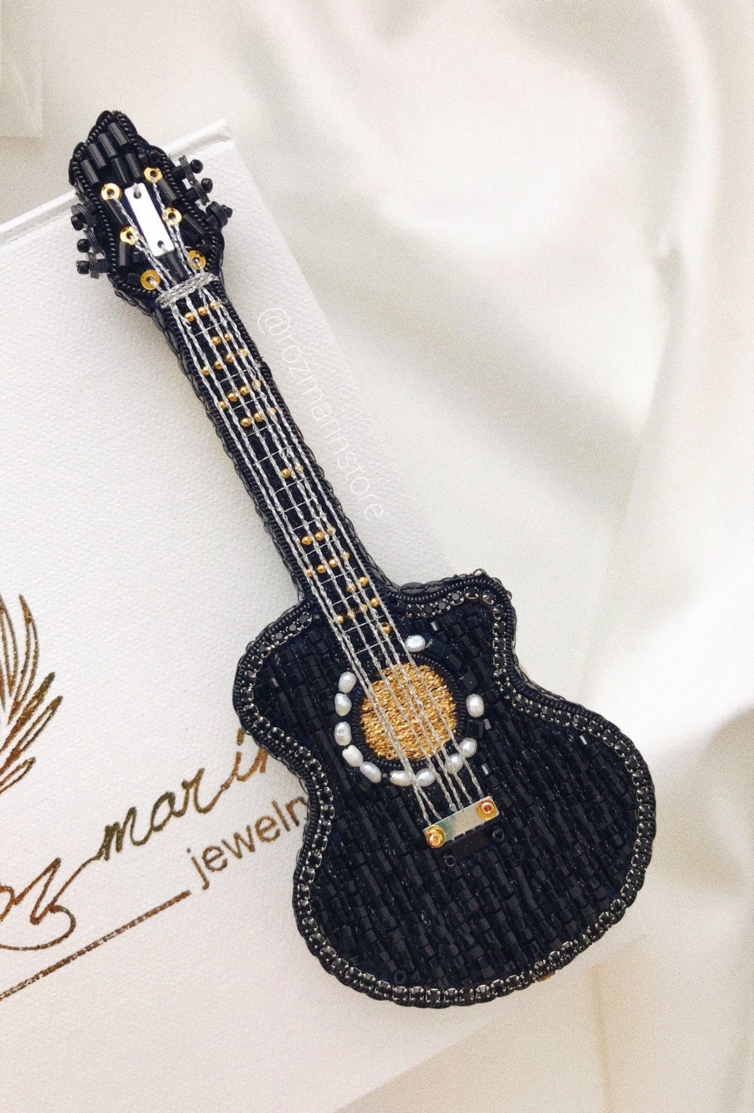 Acoustic Guitar beaded Handmade brooch Embroidered Gift for a Musician Rock - 胸针 - 玻璃 黑色