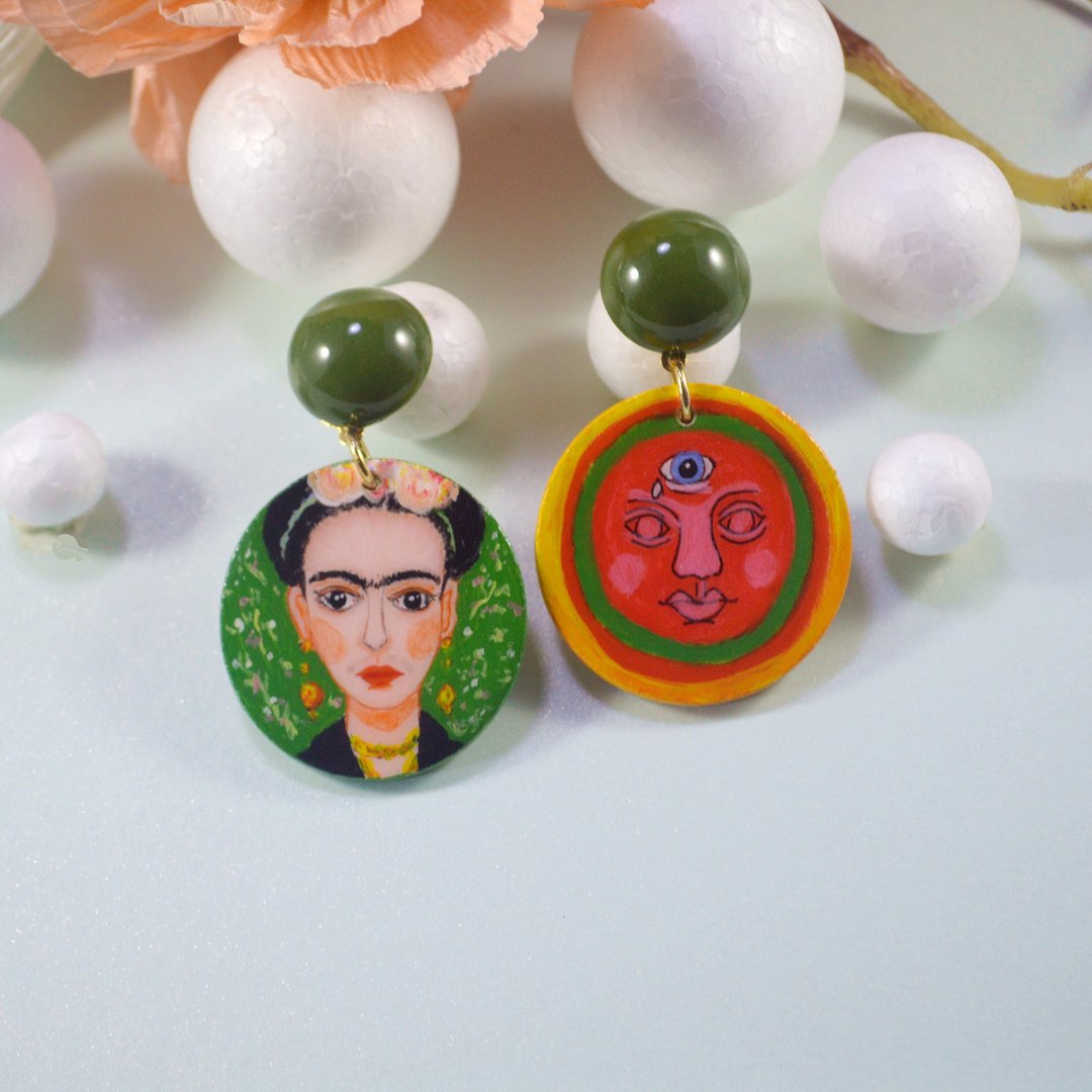 艺术家系列 Frida 佛里达 手绘木制不对称图案设计圆形艺术耳环 - 耳环/耳夹 - 木头 多色
