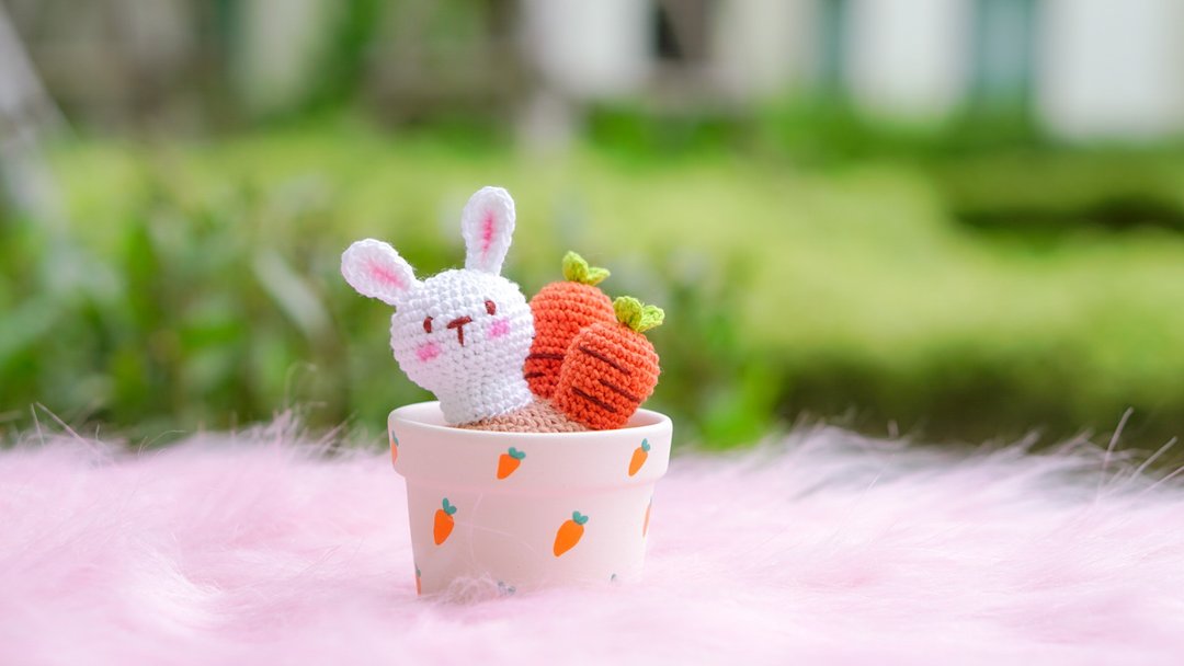 Bunny love carrot crochet doll, rabbit amigurumi, handmade gift, cute animal - 摆饰 - 棉 多色