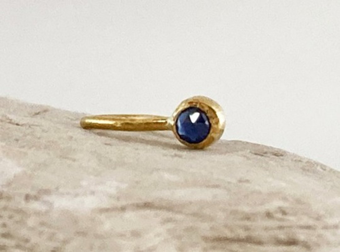 Rose Cut Natural Sapphire Pure Gold Clip Earrings K24 Pure Gold + Natural Sapphire One Ear - 耳环/耳夹 - 其他金属 