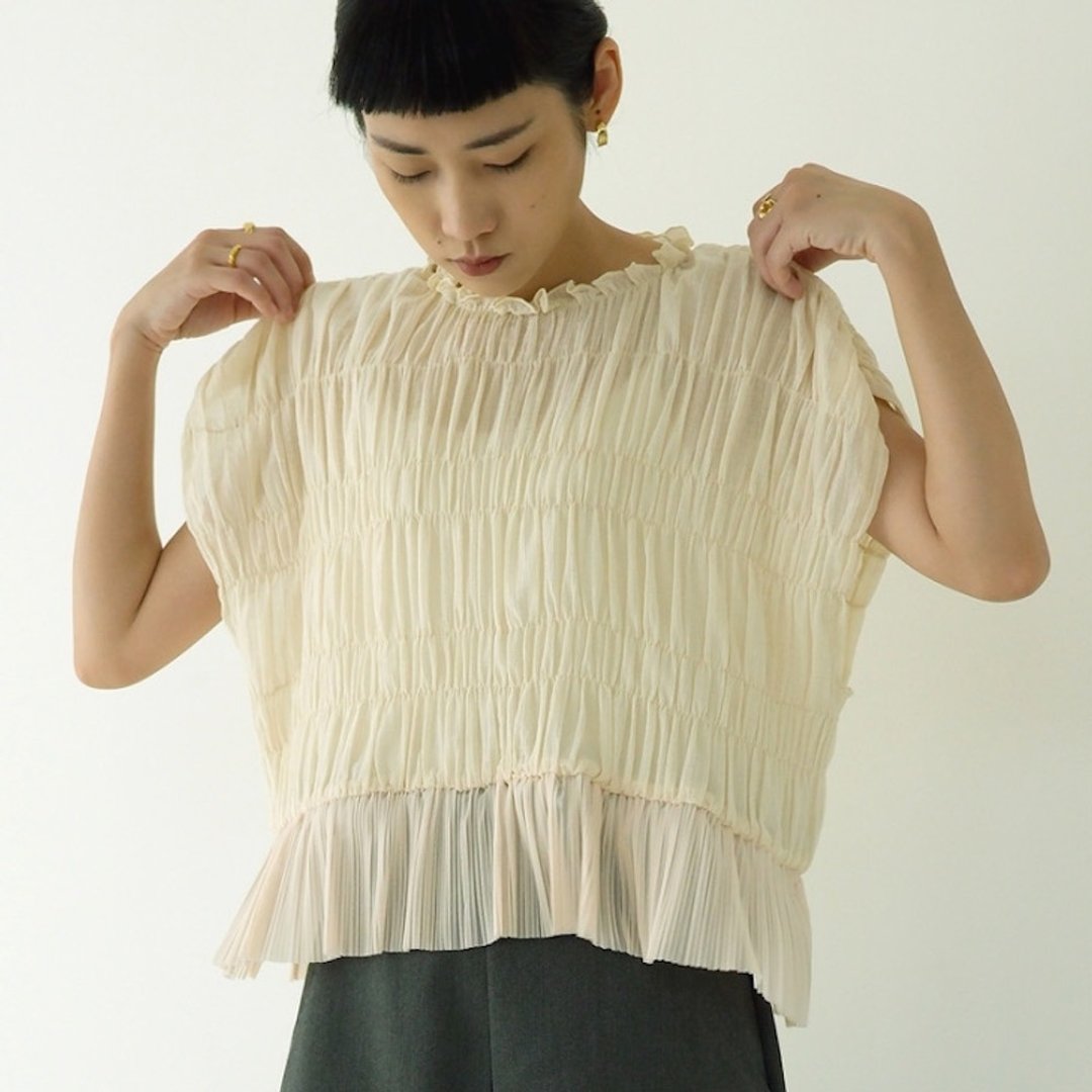 川 衣 WEAR BEING 短版抽皱拼百褶接上衣 米肤 - 女装上衣 - 棉．麻 白色