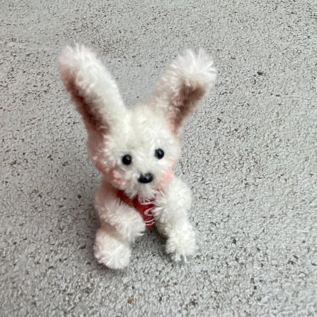 吃面包的兔子 坐着8cm-毛根扭扭棒手作/脏萌流浪动物园/モール - 玩偶/公仔 - 其他人造纤维 白色