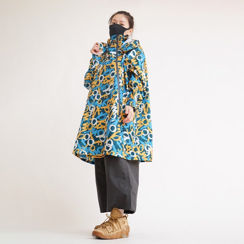 【背包款】去去雨水走长版风雨衣-涂鸦迷彩+防水宽裤-绿底 - 雨伞/雨衣 - 塑料 多色