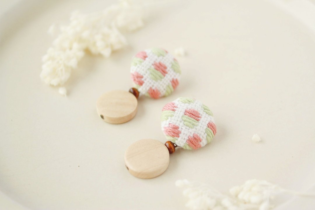 koginzashi. Ear accessories. Wooden circle motif. Pink and Light green. - 耳环/耳夹 - 棉 粉红色