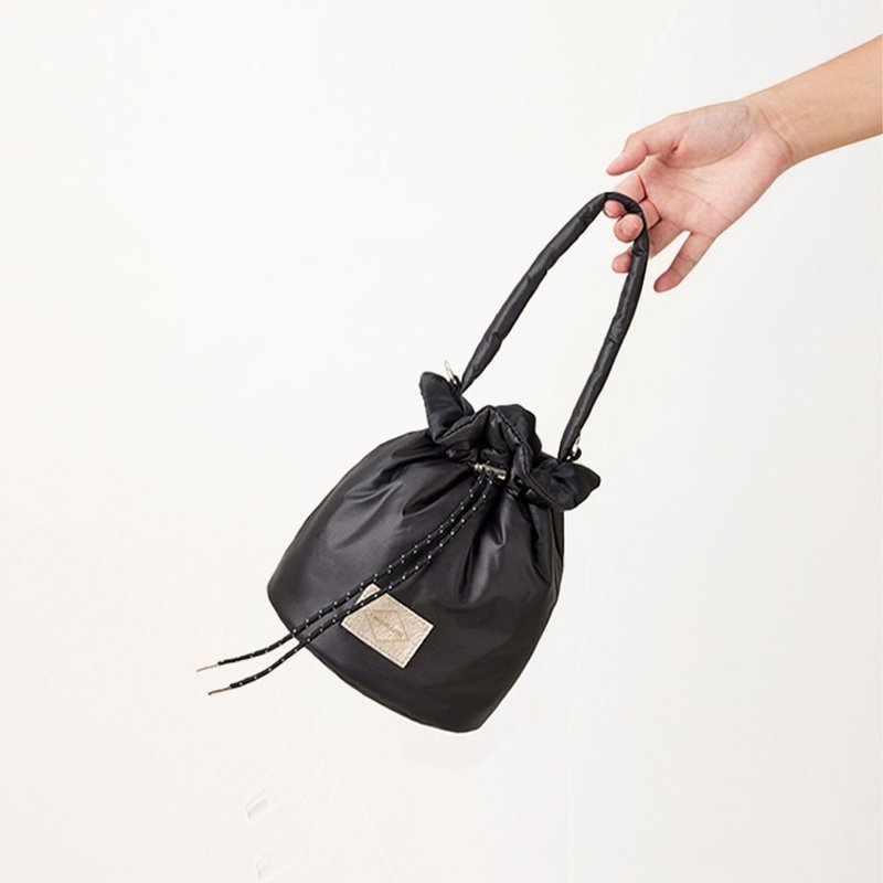 【展示品出清】IWP RECYCLED 2WAY 韩国束口澎澎空气水桶包-黑 - 手提包/手提袋 - 环保材料 黑色