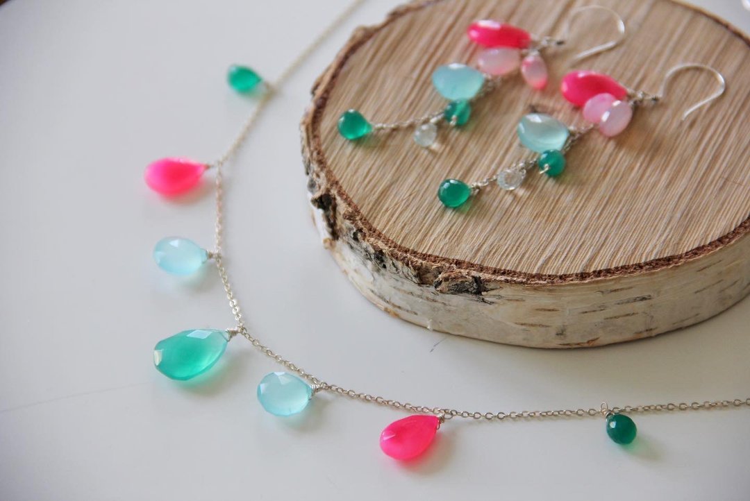 Gemstone necklace Silver necklace with green onyx, aqua and hot pink chalcedony - 项链 - 宝石 多色