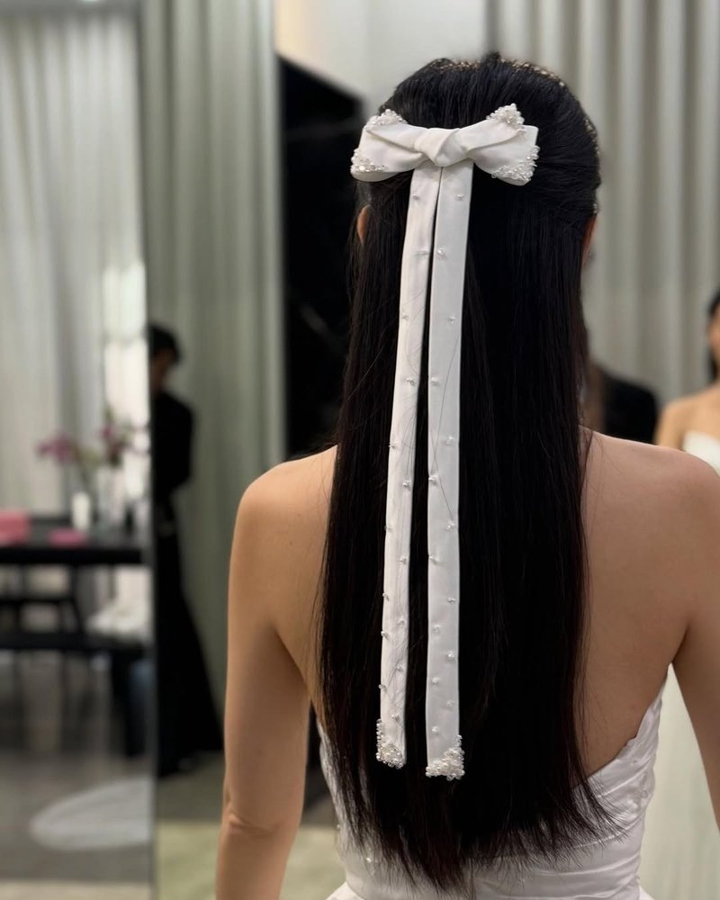 精巧的珍珠刺绣蝴蝶结，为您的特别日子增添一抹温柔的气息。 - 发饰 - 绣线 白色
