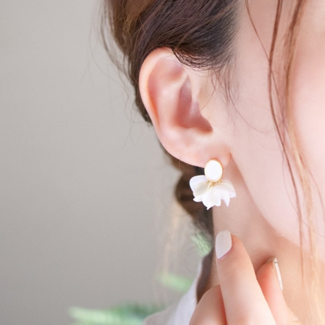 Flower bloom frills antique earrings | 18Kgp | White frills - 耳环/耳夹 - 其他材质 白色