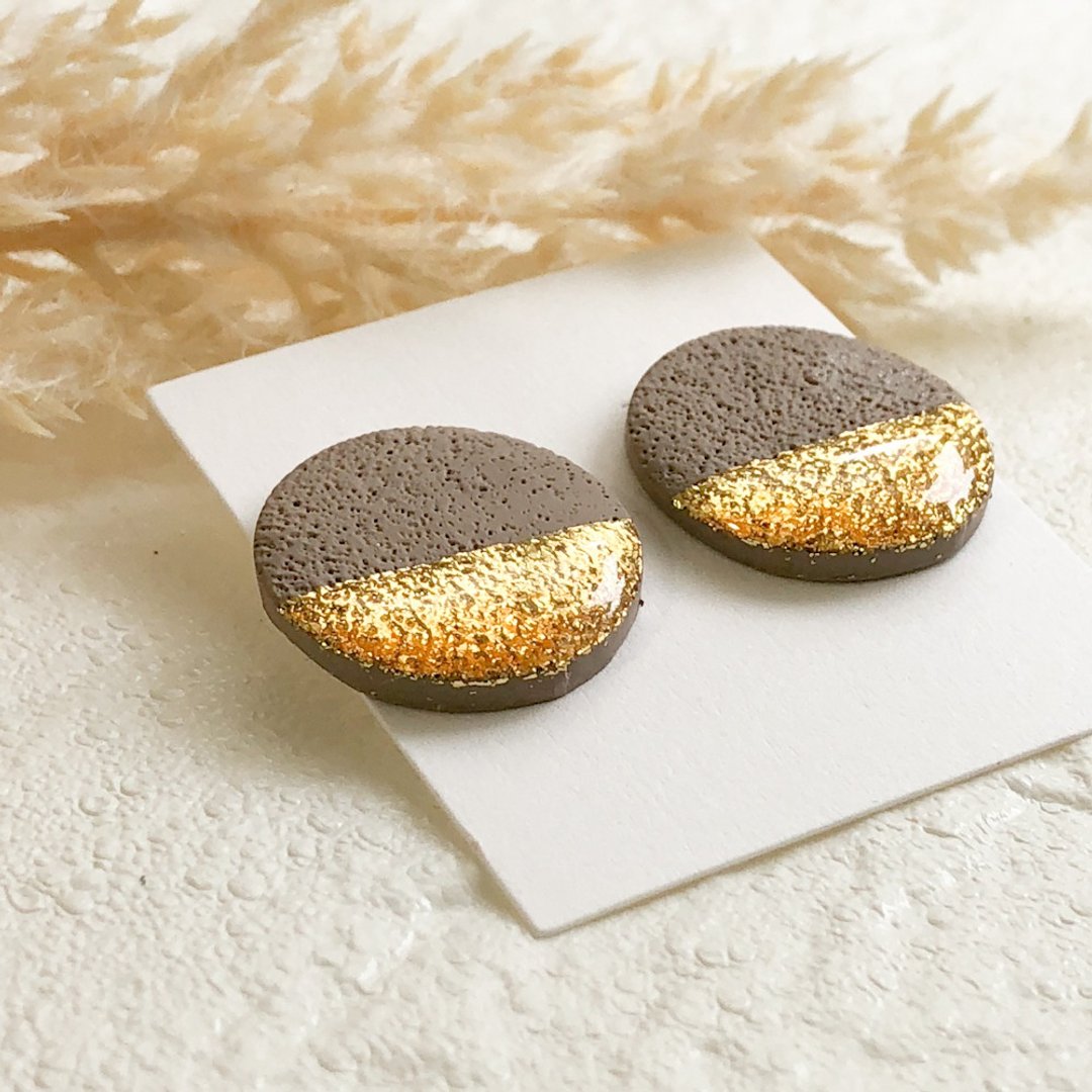 Cafe au lait/gold/simple earrings/ Clip-On/gold leaf/clay/elegant - 耳环/耳夹 - 粘土 咖啡色