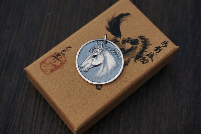 【溪山手作】做旧生肖马年浮雕图币吊牌坠雕塑 - 吊饰 - 其他金属 
