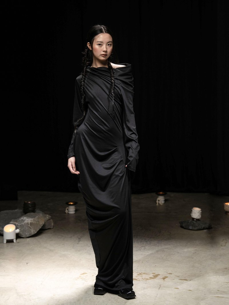 新中式极简 / 压褶斜肩长袖连身裙 - 洋装/连衣裙 - 其他材质 黑色