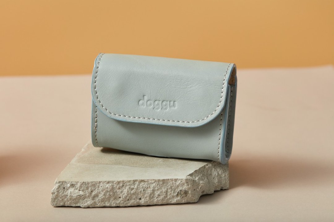 Waste Bag Carrier Doggu - Baby Blue leather - 项圈/牵绳 - 真皮 蓝色