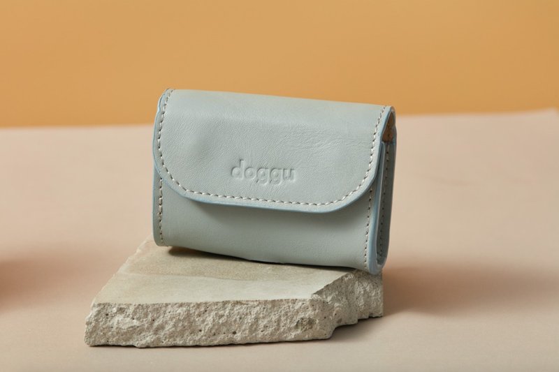 Waste Bag Carrier Doggu - Baby Blue leather - 项圈/牵绳 - 真皮 蓝色