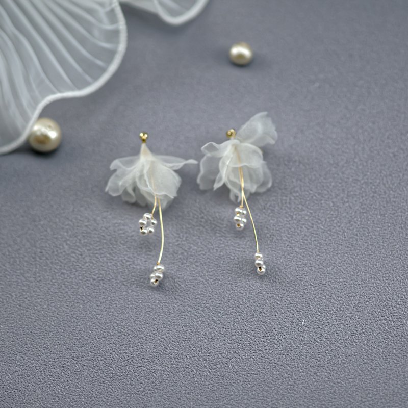 Wish 祝福小白双花双纱耳环 - 耳环/耳夹 - 树脂 白色