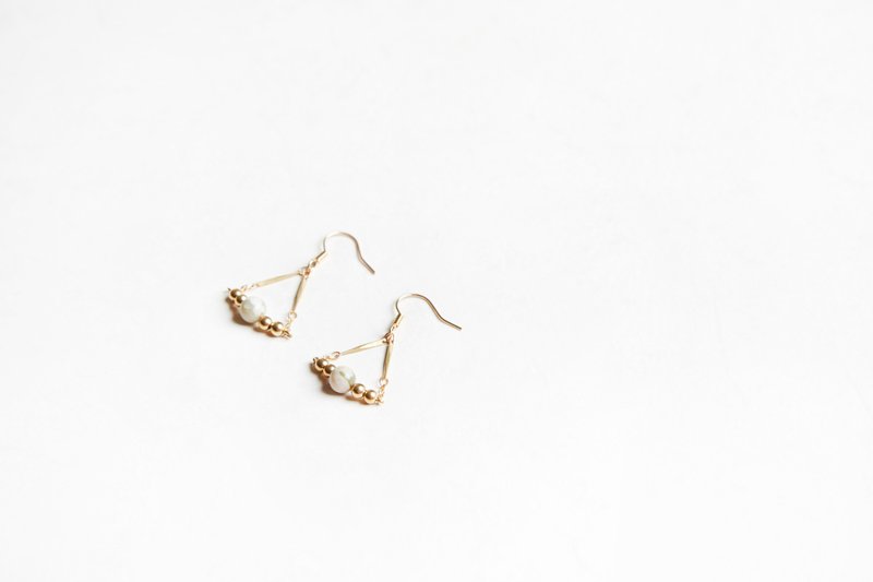 Jade ' triangle earring - 玉石黄铜三角耳环 - 耳环/耳夹 - 宝石 金色