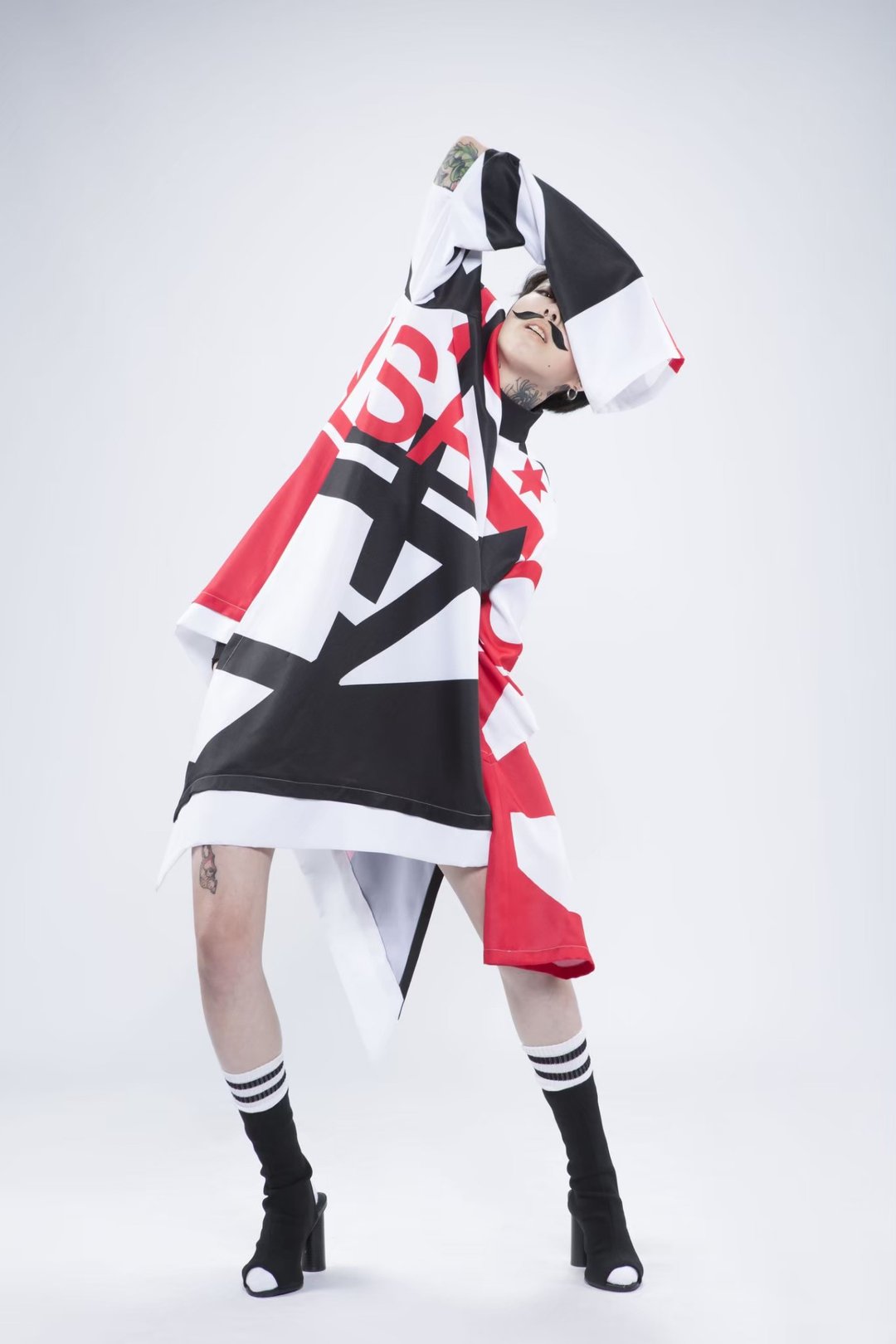 TURTLENECK SPORTY PRINT SLEEVELESS TOP - 洋装/连衣裙 - 棉 