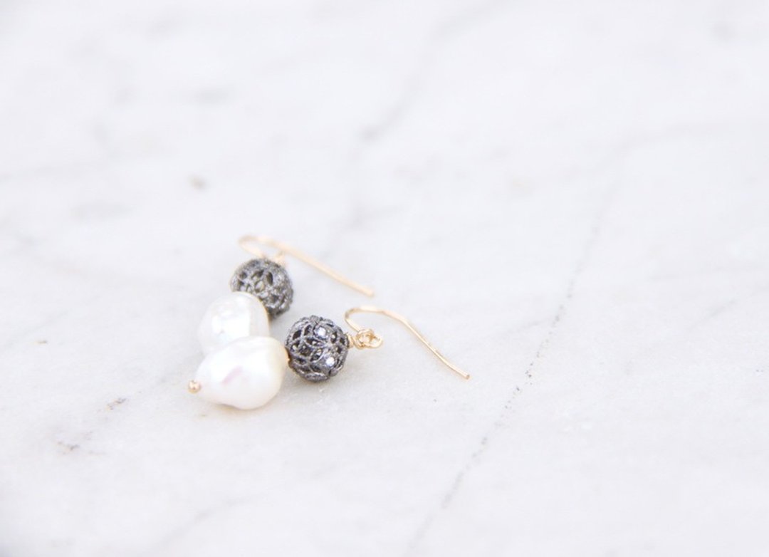 天然淡水珍珠镀黑银球耳环/ Natural water pearl with black sterling silver earring/礼物/ 情人节/ 母亲 /手工制作 - 耳环/耳夹 - 宝石 黑色