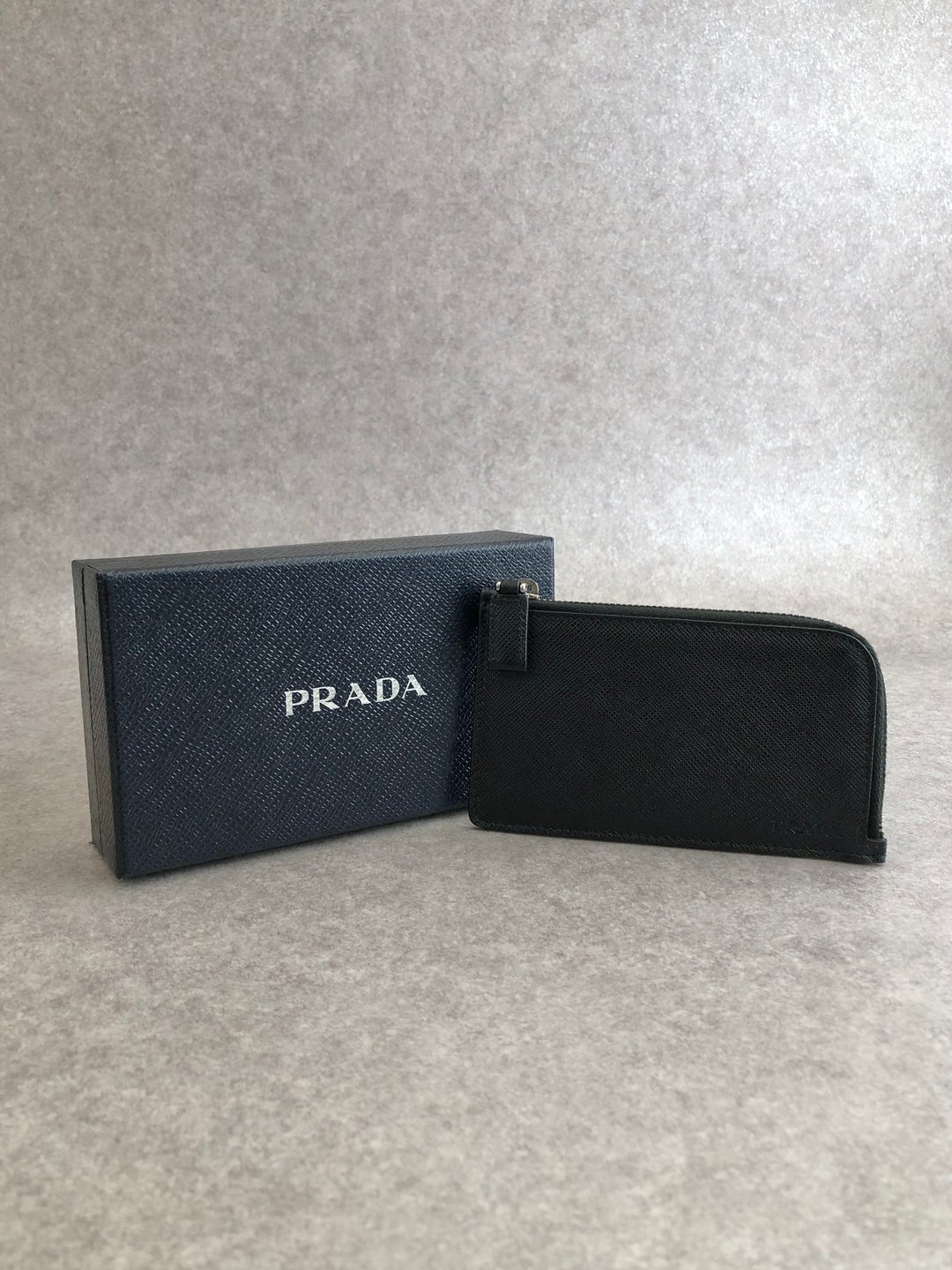 【 日本直送 名牌中古包 】PRADA 普拉达 零钱包 黑色 压印皮革 vintage 古董 sd5ziu - 零钱包 - 真皮 黑色