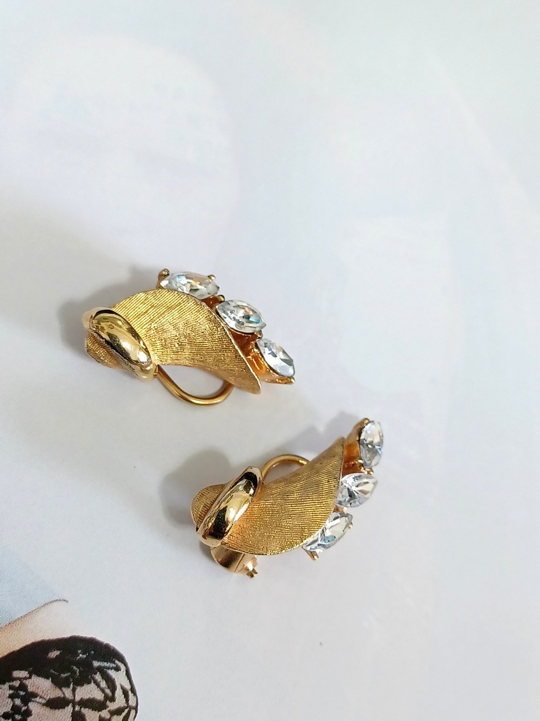 vintage jewelry  BSK 金色立体卷曲马眼莱茵 夹式耳环 - 耳环/耳夹 - 其他金属 