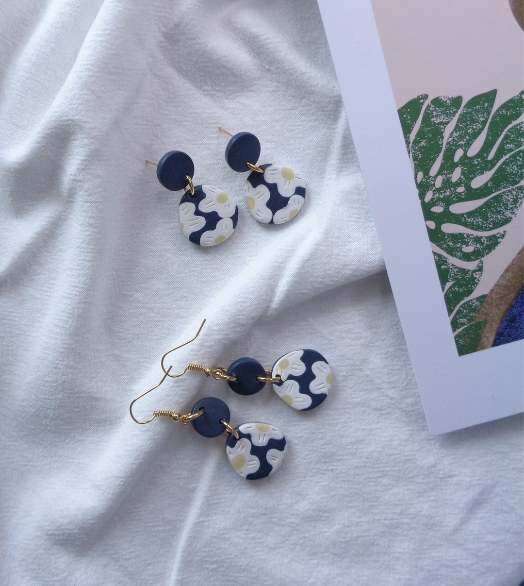 Little white daisies royal navy polymer clay earrings - 耳环/耳夹 - 陶 多色