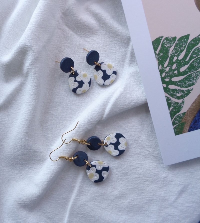 Little white daisies royal navy polymer clay earrings - 耳环/耳夹 - 陶 多色