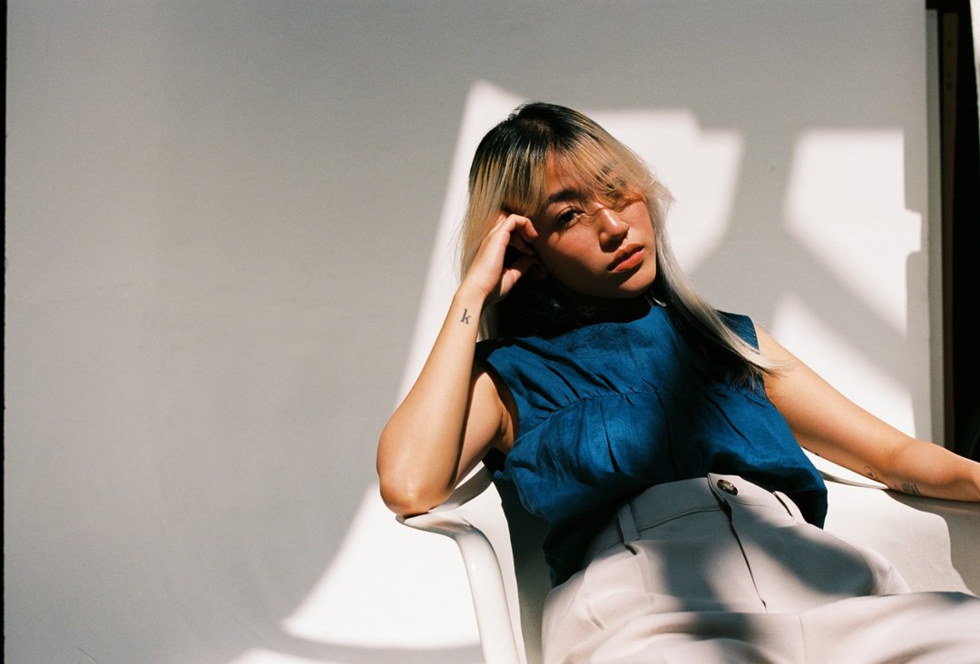 Linen tie back crop top in Blue - 女装上衣 - 亚麻 蓝色