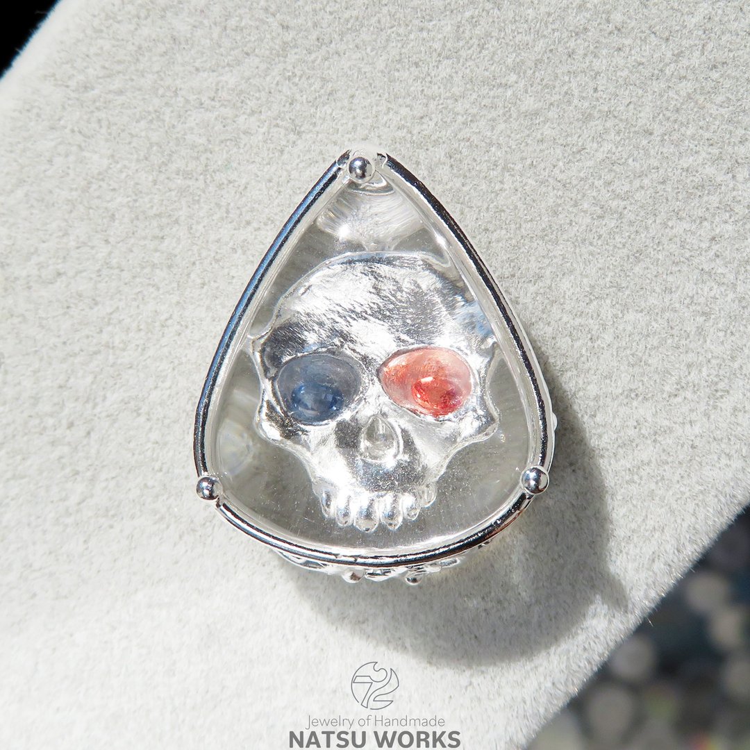 石英 & 蓝宝石 胸针 / Quartz and Sapphire skull Brooch - 胸针 - 宝石 透明