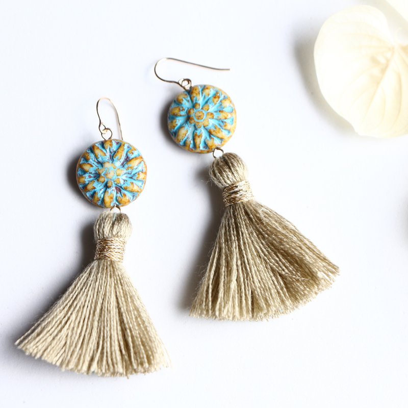 Czech beads tassel earrings turquoise color -14 kgf - 耳环/耳夹 - 压克力 绿色
