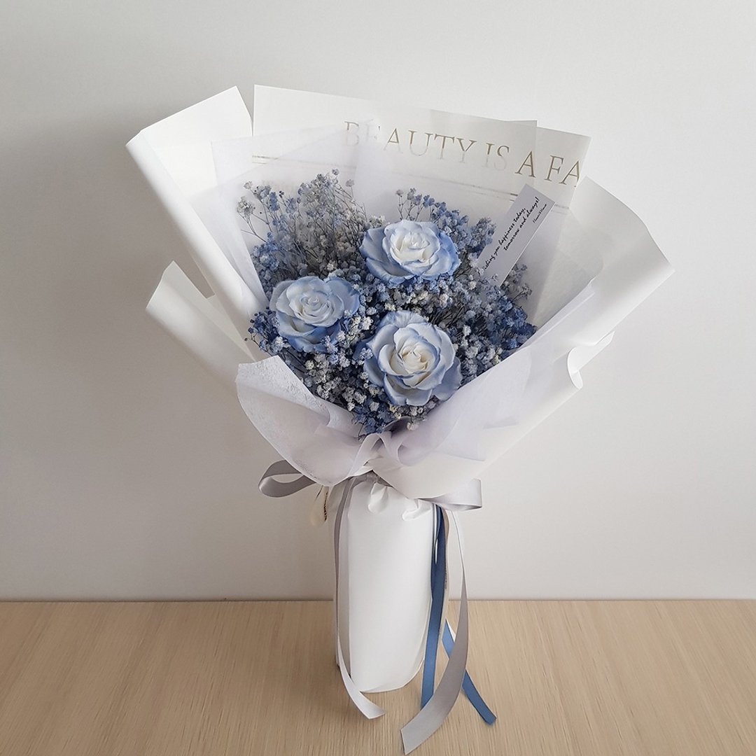 毕业快乐│永生花 + 干燥花│碎冰蓝玫瑰永生花 + 满天星│毕业花束 - 干燥花/捧花 - 植物．花 蓝色