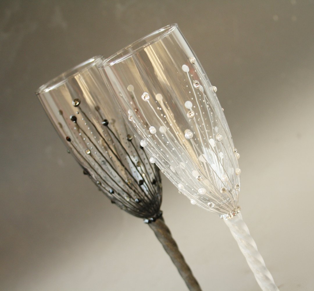 Mr. and Mrs. Champagne Glasses Wedding Toast, Hand Painted, set of 2 - 酒杯/酒器 - 玻璃 白色