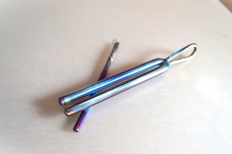 钛金属音叉坠饰・钛的音叉 602.9Hz - 项链 - 其他金属 多色