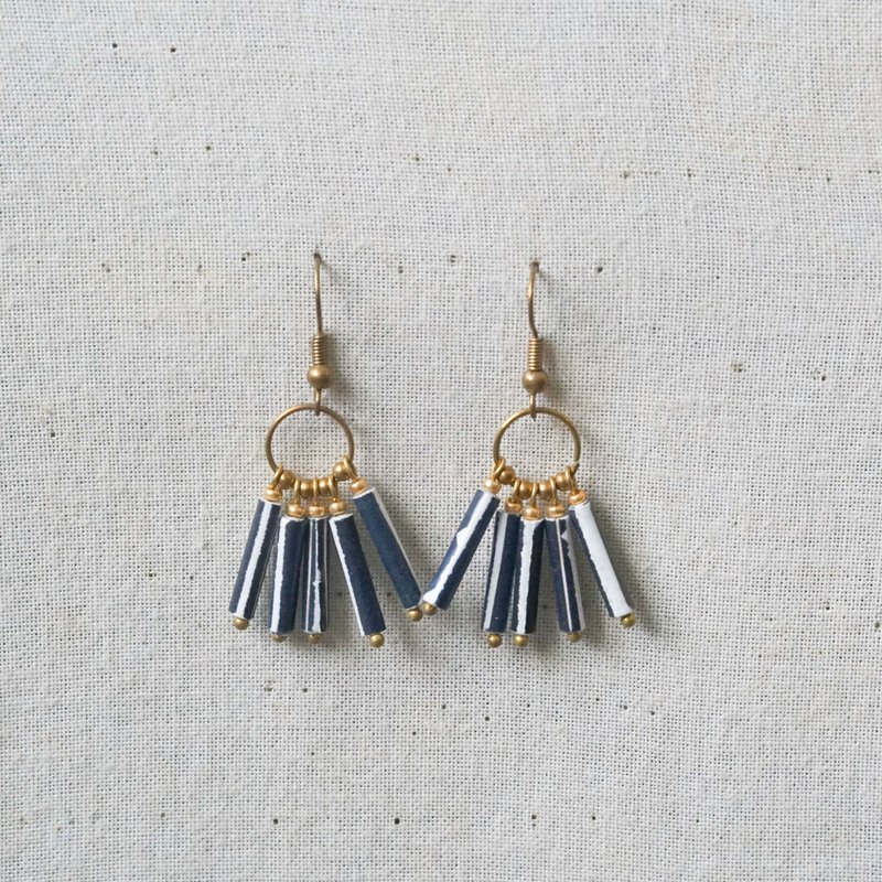 【小卷纸手作/纸艺/饰品】个性黑白小柱子耳环 - 耳环/耳夹 - 纸 黑色