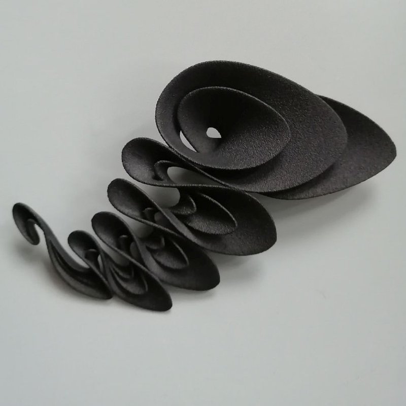 sasaragi brooch black - 胸针 - 塑料 