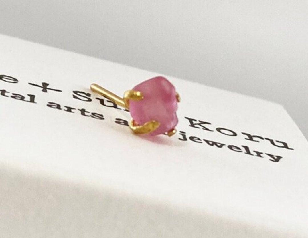 K24 Pure Gold + Raw Pink Spinel Stud ◆ K24 Pure Gold ◆ Cherry Pink Spinel Earrings Ⅱ Only one - 耳环/耳夹 - 其他金属 