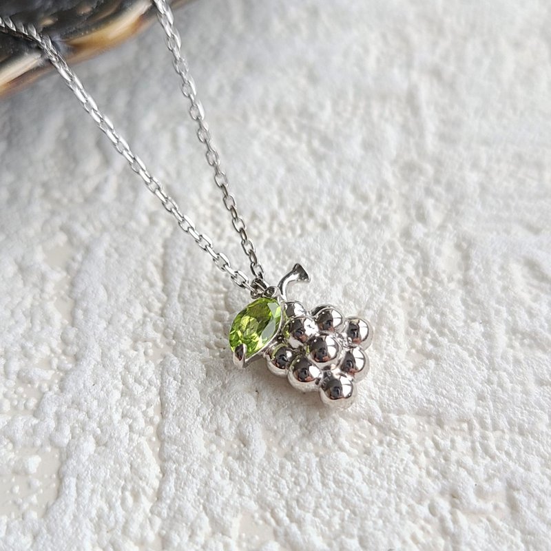 [Uses natural stone peridot] Grape necklace PY-256 / Free shipping - 项链 - 纯银 银色