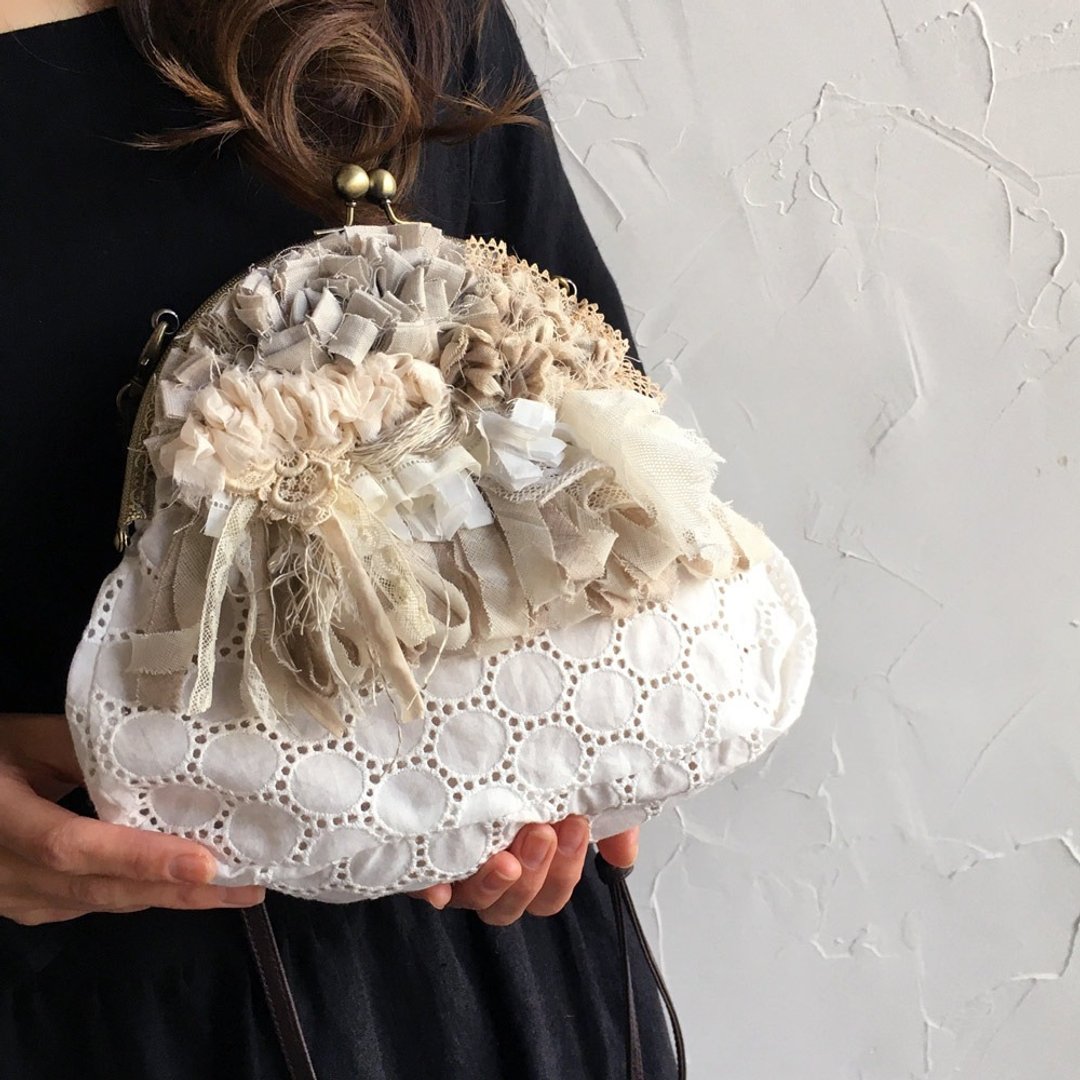 Free shipping antique lace and tear cloth circle lace gamaguchi shoulder bag - 侧背包/斜挎包 - 棉 白色