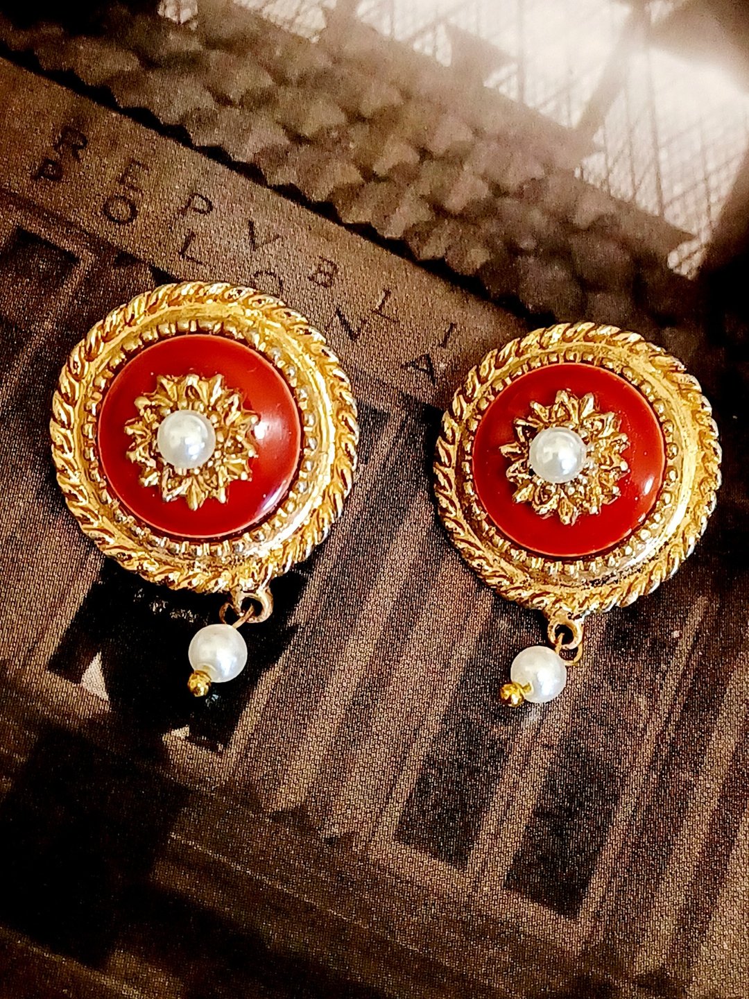 vintage jewelry 巴洛克圆形金色徽章 针式耳环 - 耳环/耳夹 - 其他金属 
