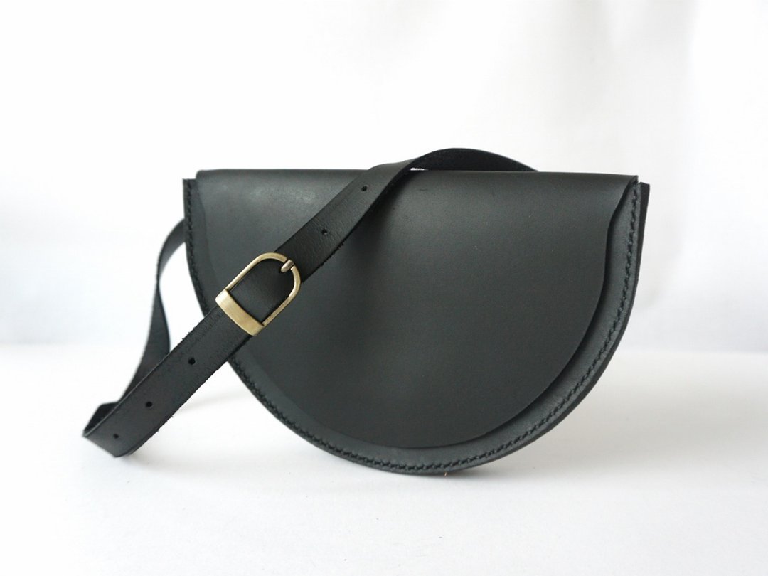 Leather Waist Bag, Minimalist Black Belt Bag, Half Moon Shape Waist Pouch - 侧背包/斜挎包 - 真皮 黑色