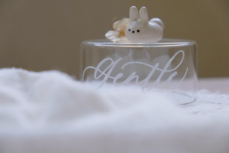 【定制化礼物】cottontail 英文书法 玻璃 摆设 手饰 水晶 展示座 - 摆饰 - 玻璃 透明