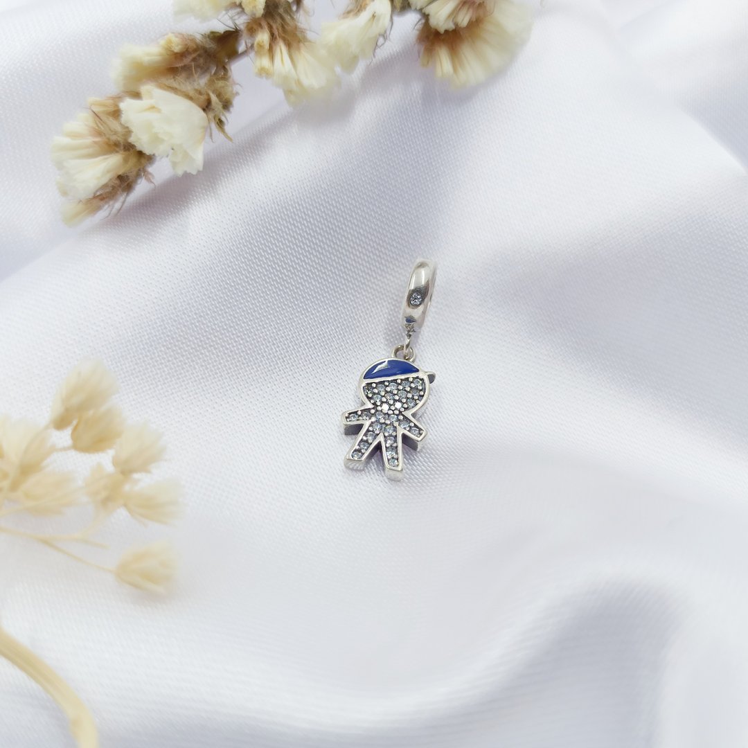 A silver charm depicting a polished boy wearing a white crystal hat for bracelet - 手链/手环 - 纯银 银色