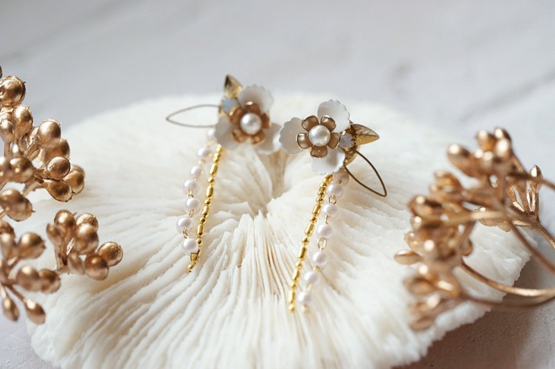 枝上花 - 花片链条垂坠耳环 (医疗级抗敏钢针 / 耳夹) - 耳环/耳夹 - 其他材质 白色