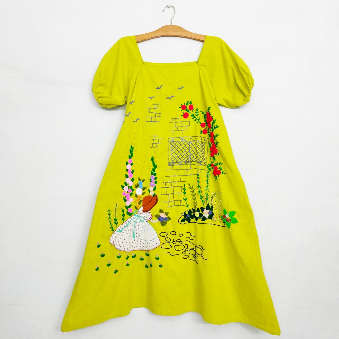 Soft cotton dress with hand embroidery. Girl with flower lover pattern No.STA0408 - 洋装/连衣裙 - 棉 绿色