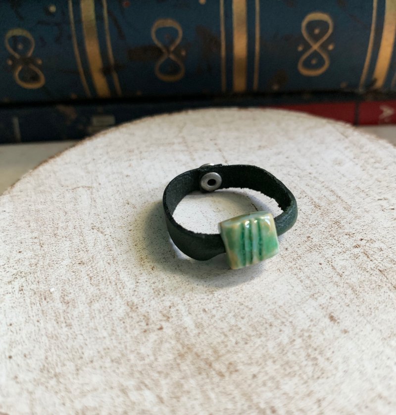 戒指 日本白瓷 自然釉色 无限看不腻色调 真皮革 设计等级 - 戒指 - 瓷 