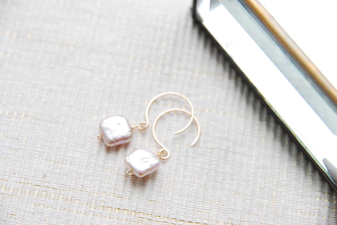 Square pink pearl earrings (14 gold gf) - 耳环/耳夹 - 宝石 粉红色