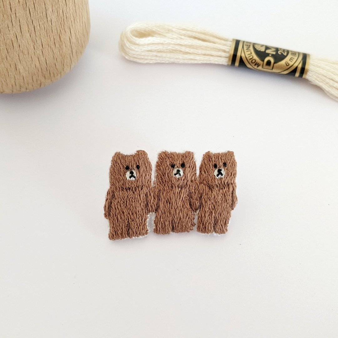 Threesome bear embroidery brooch - 胸针 - 绣线 咖啡色