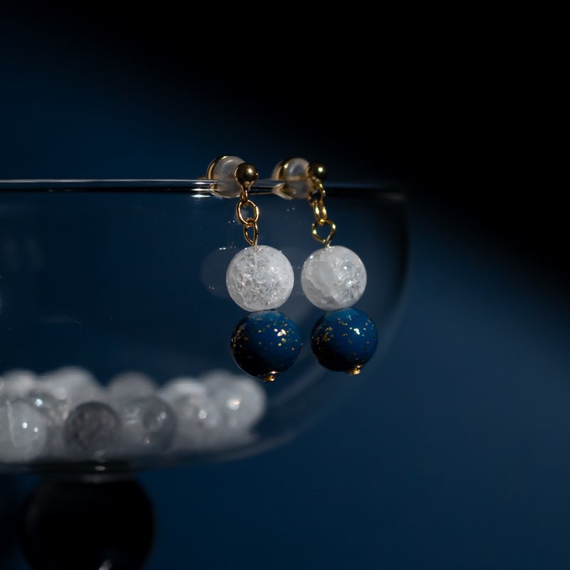 hikari. - 雾蓝/金 木纹 x 裂纹水晶 耳针・耳夹 - 耳环/耳夹 - 水晶 蓝色