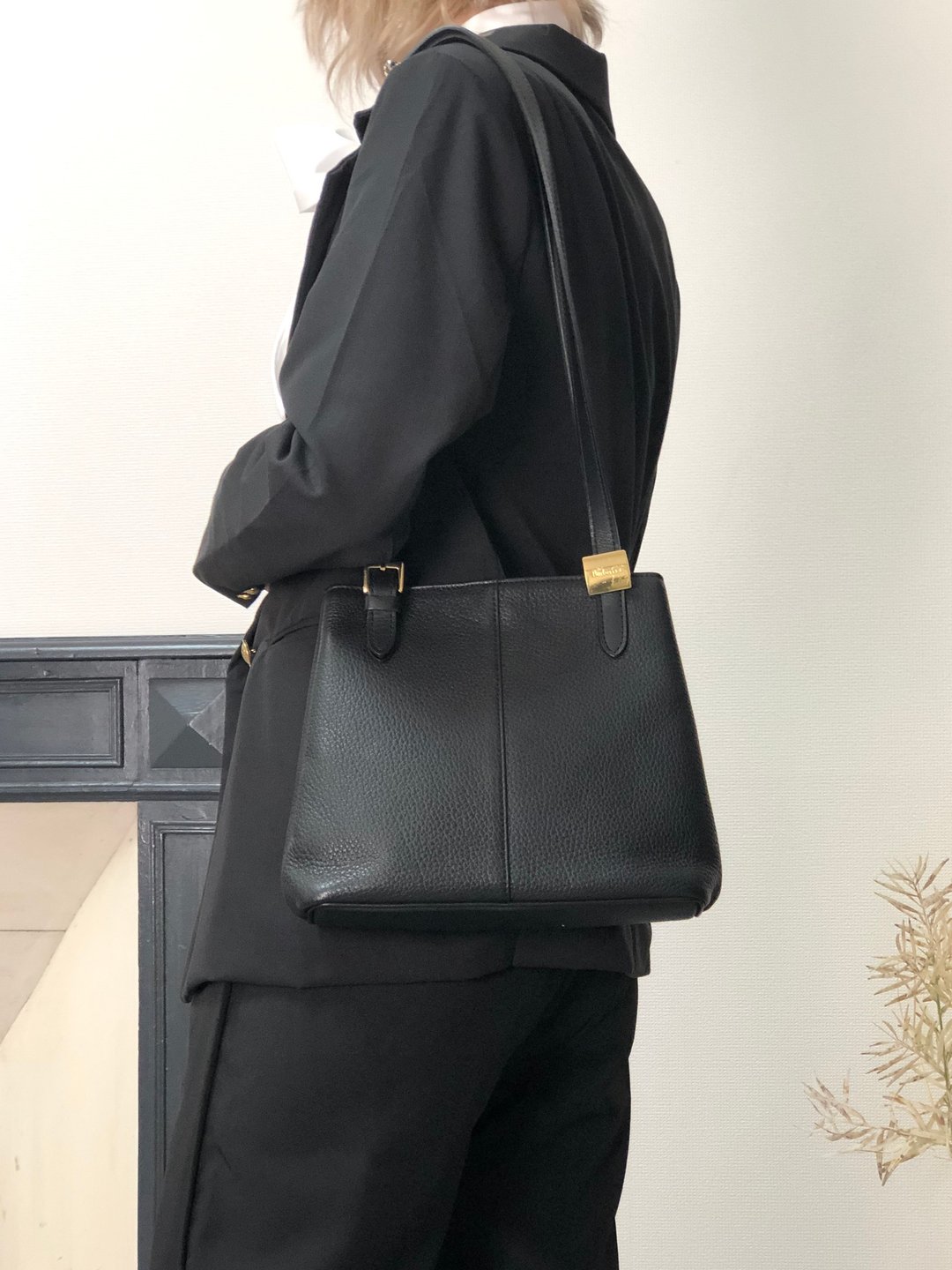 【 日本直送 名牌中古包 】BURBERRY 巴宝莉 侧背包 黑色 标志 皮革 vintage 古董 vrug8v - 侧背包/斜挎包 - 真皮 黑色