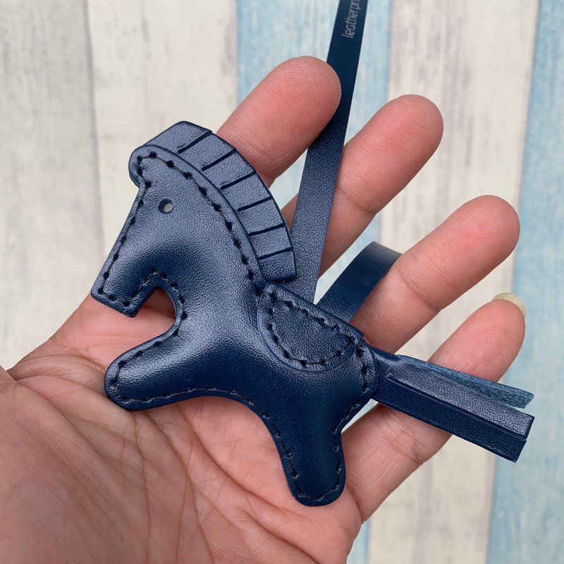 疗愈小物 深蓝色 小马 纯手工缝制 手工皮革 吊饰 小尺寸 - 吊饰 - 真皮 蓝色